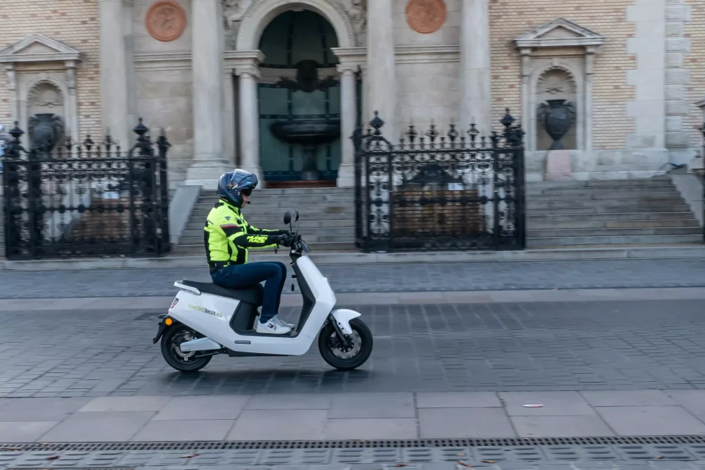 Az elektromos robogó nyáron, télen is egy tökéletes közlekedési eszköz.