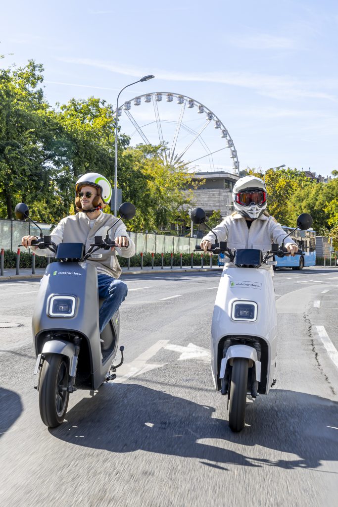 Elektromos robogóval Budapesten